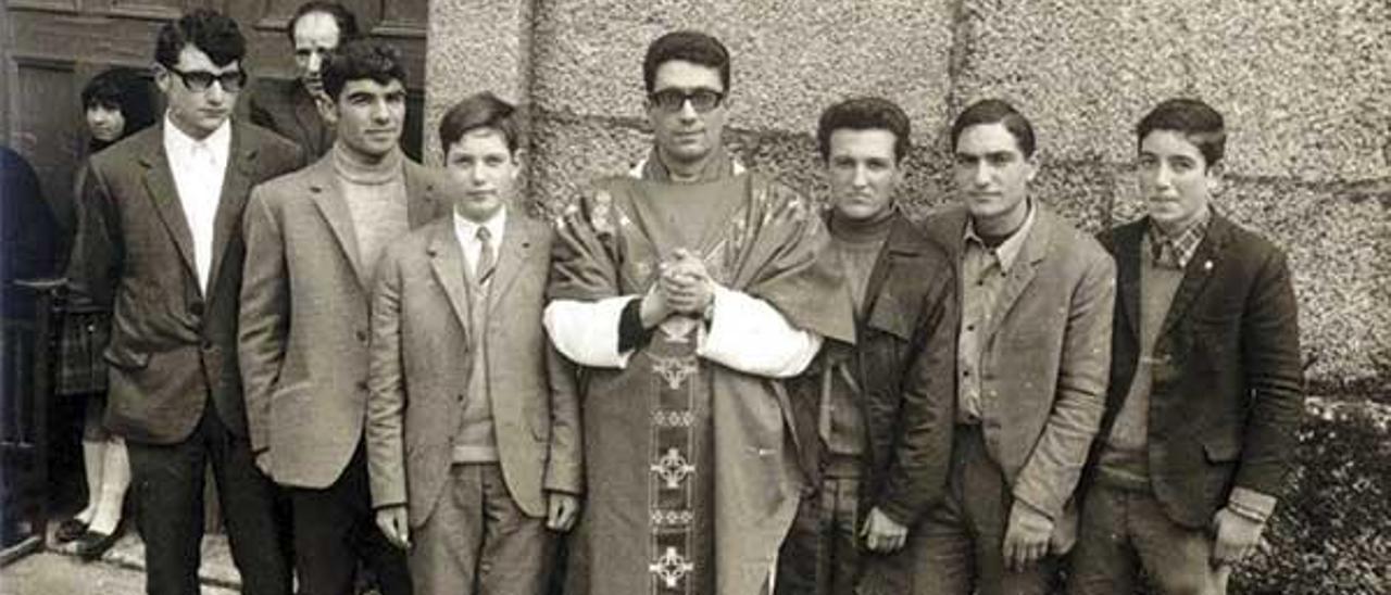 Con seminaristas de su parroquia de Abeleda (X. de Ambía) en 1969.