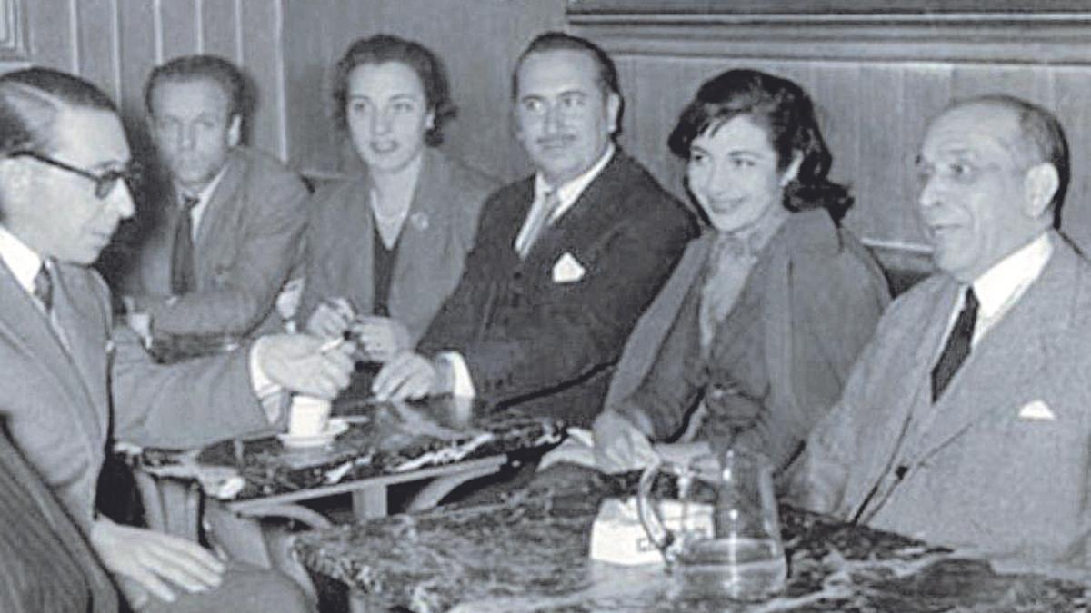 Tertulia literaria en el Café Gijón de Madrid.