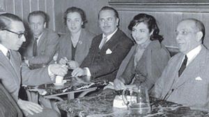 Tertulia literaria en el Café Gijón de Madrid.