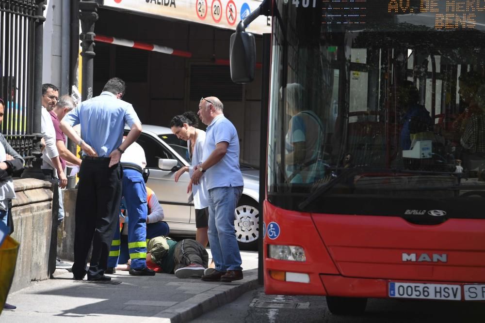Un bus atropella a un menor en calle Panaderas