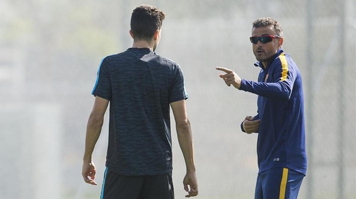 Marc Bartra rep indicacions de Luis Enrique en un entrenament