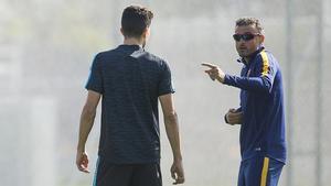 Marc Bartra rep indicacions de Luis Enrique en un entrenament
