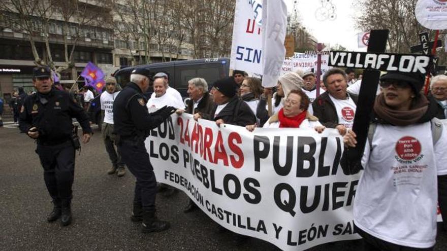 Una manifestante con la cruz del pueblo de Villaflor, ayer en la protesta celebrada en Valladolid.