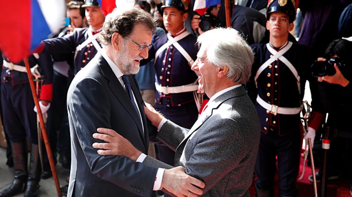 El president del Govern, Mariano Rajoy, és rebut al crit de lladre a l’Uruguai.