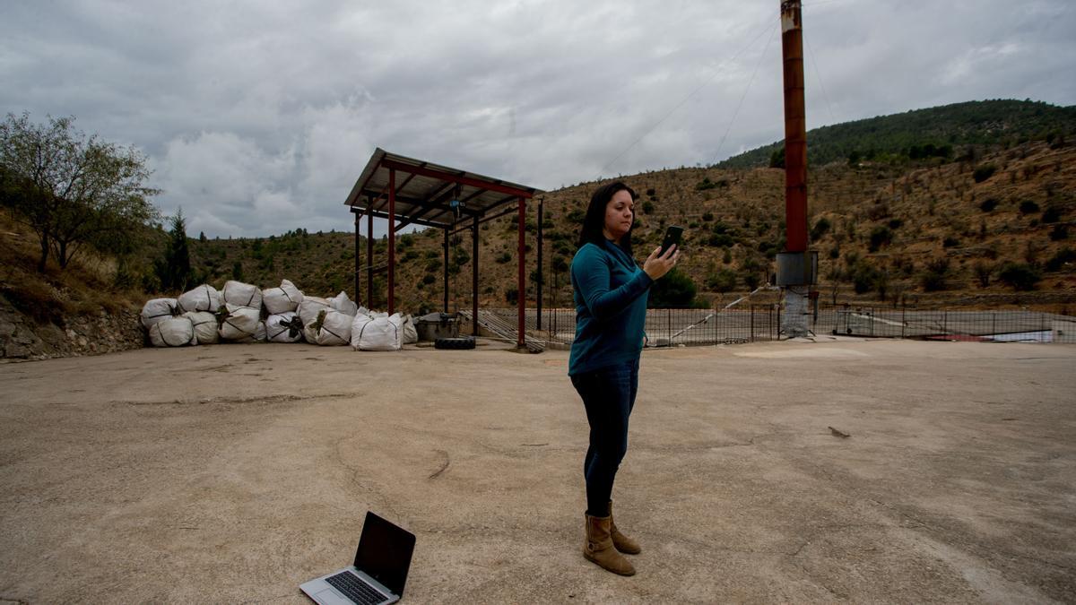 Una mujer trata de obtener cobertura con su móvil, en una imagen de archivo.