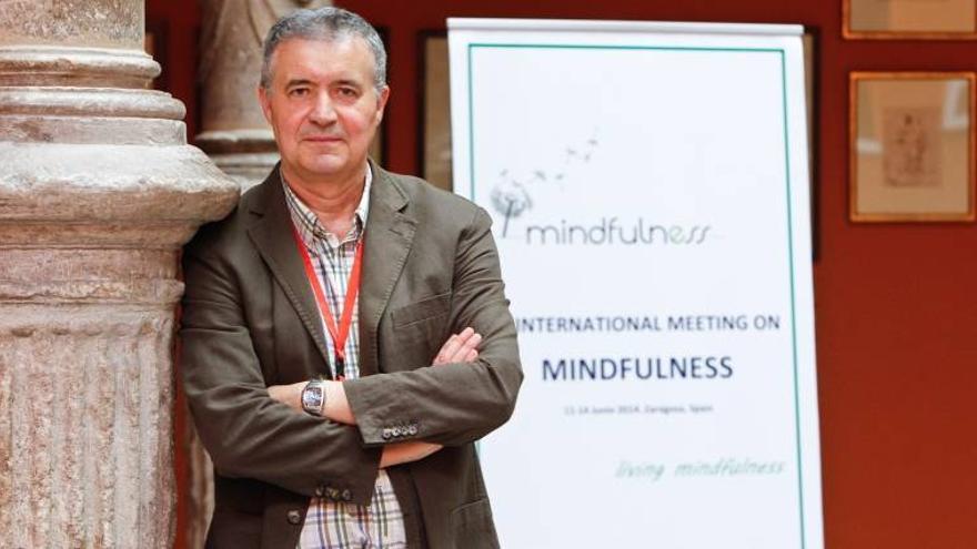 Javier García Campayo: &quot;La meditación ayuda a mejorar la salud, la educación y la vida laboral&quot;