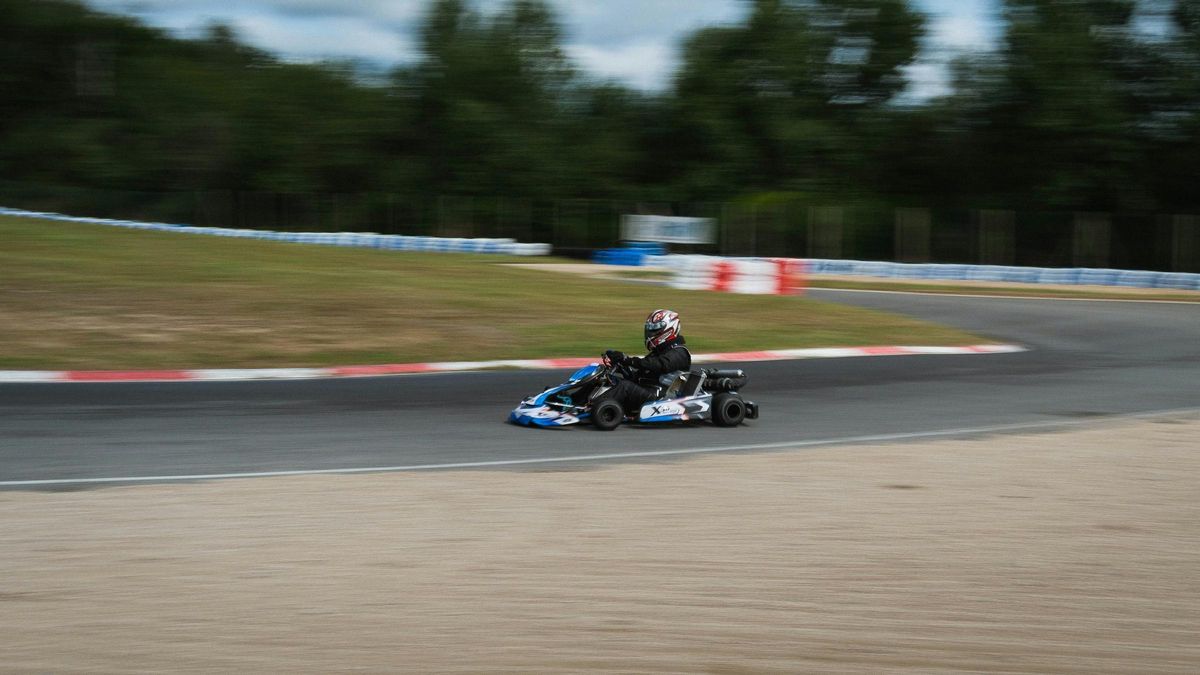 Kart negro y azul en una pista