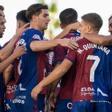 Los jugadores del Eldense se abrazan durante un partido en el Nuevo Pepico Amat.