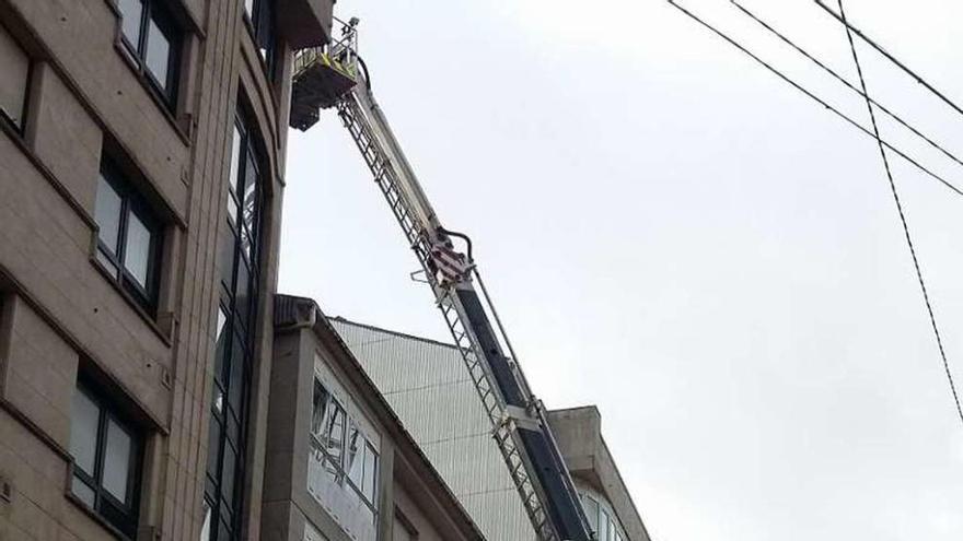 Emerxencias y bomberos aseguran uralitas en un edificio estradense.