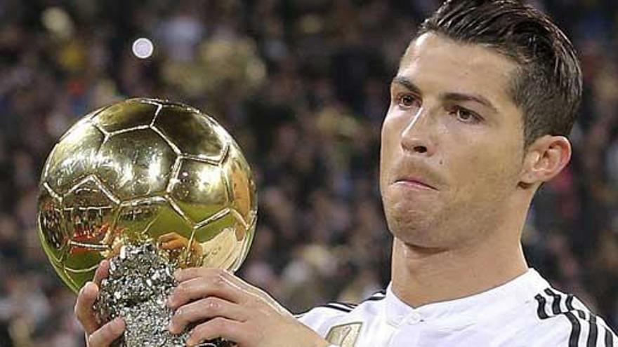 Cristiano Ronaldo, con el Balón de Oro.