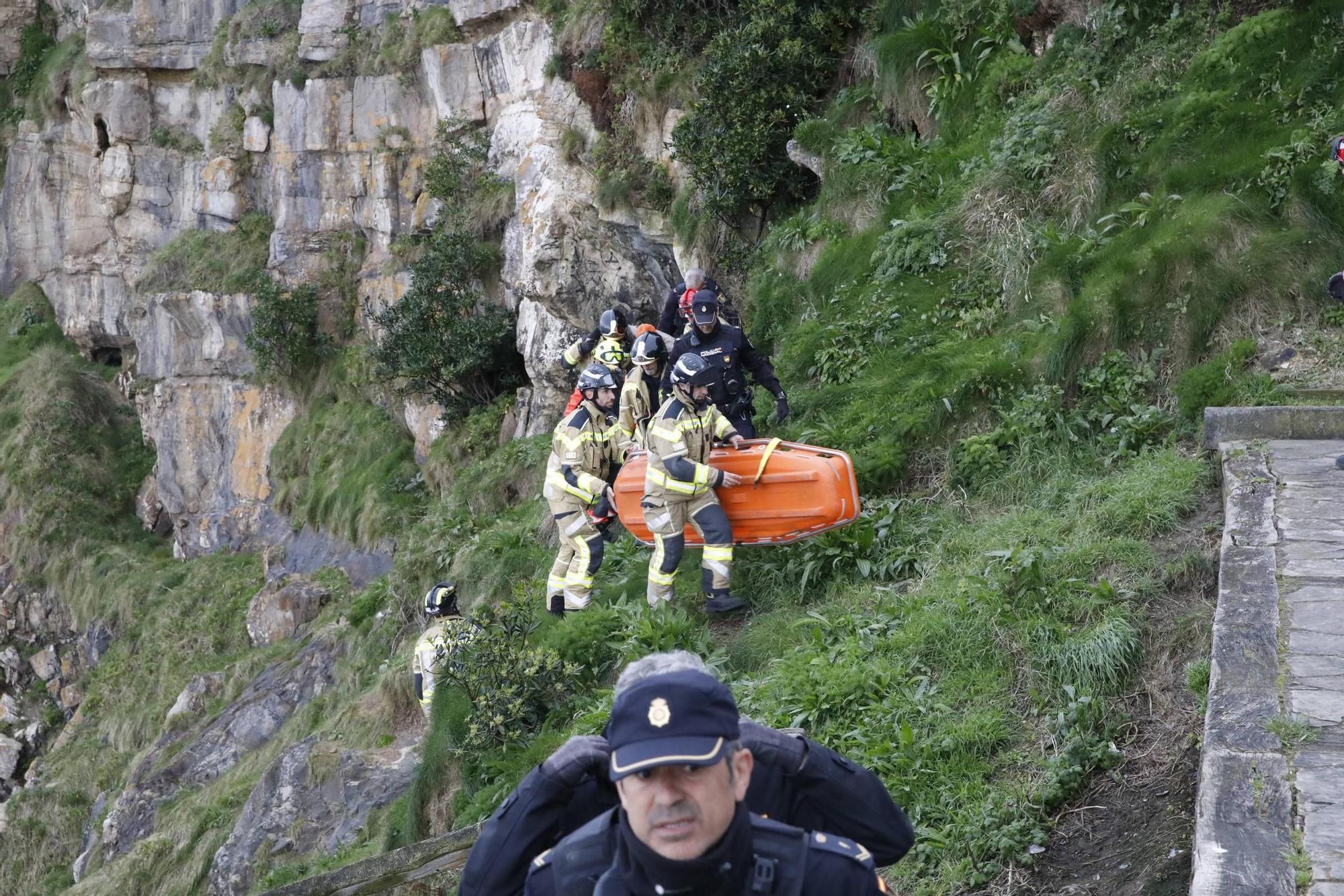 Así fue el amplio operativo para rescatar de las rocas a un hombre ebrio en Gijón (en imágenes)