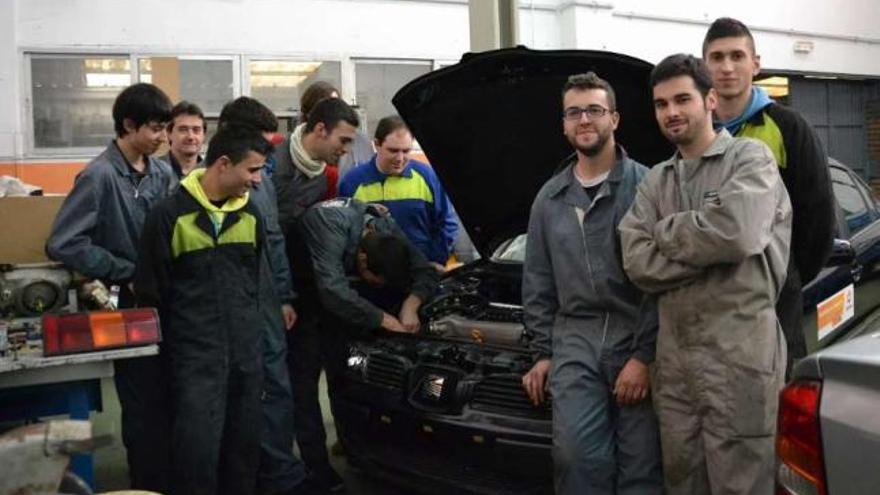 El profesor Alberto Varela Castro (2º izq.) y alumnado, junto al vehículo utilizado en el proyecto.  // E. G.