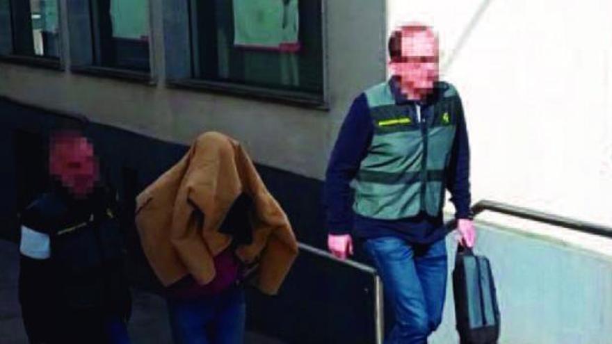 El acusado de intentar matar a su esposa con un cuchillo en Betanzos declara que fue &quot;sin querer&quot;