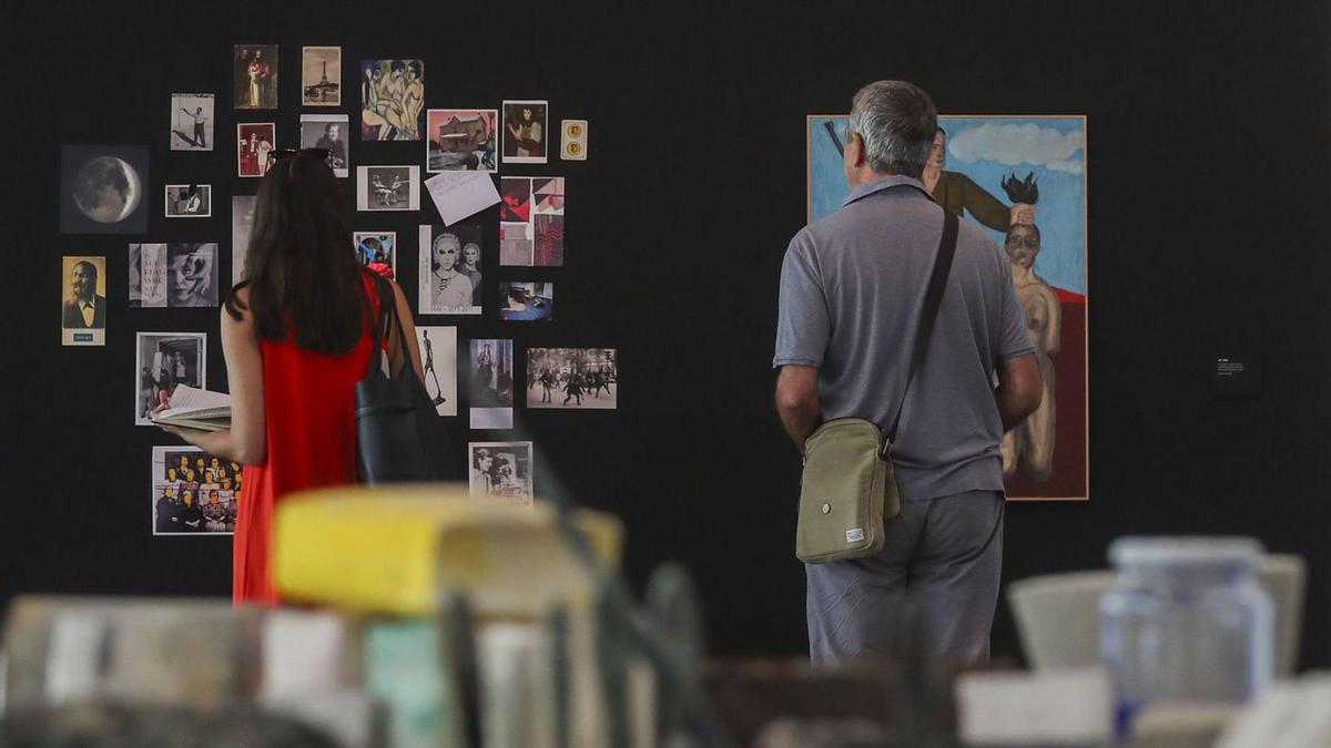 Visitantes en una exposición en el IVAM de València. | FRANCISCO CALABUIG