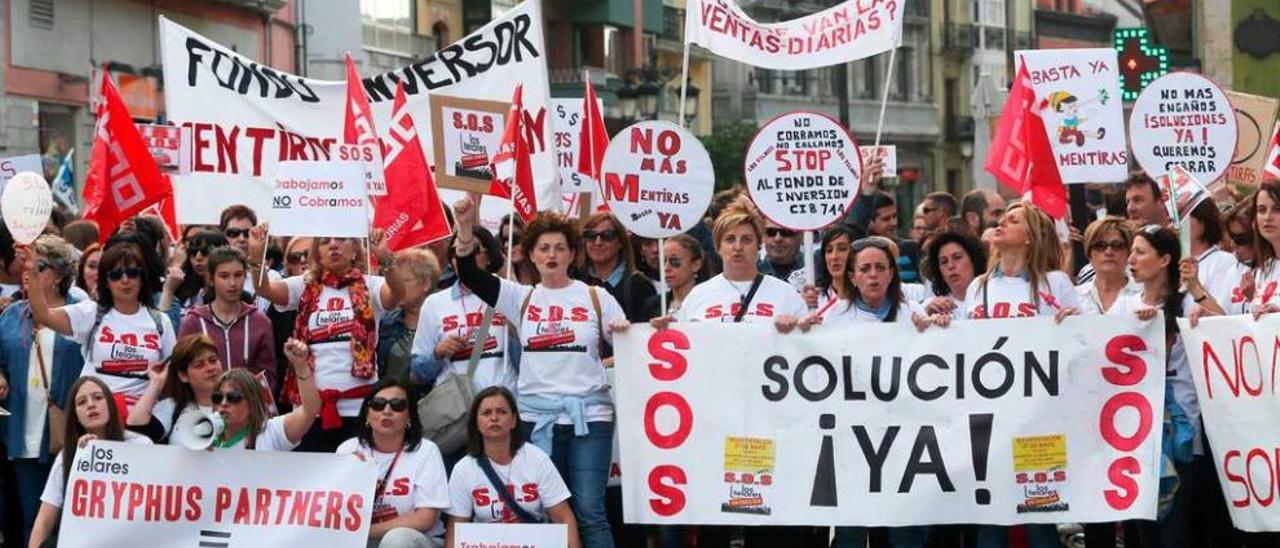 Trabajadoras de la empresa Los Telares, al finalizar la manifestación de Avilés.