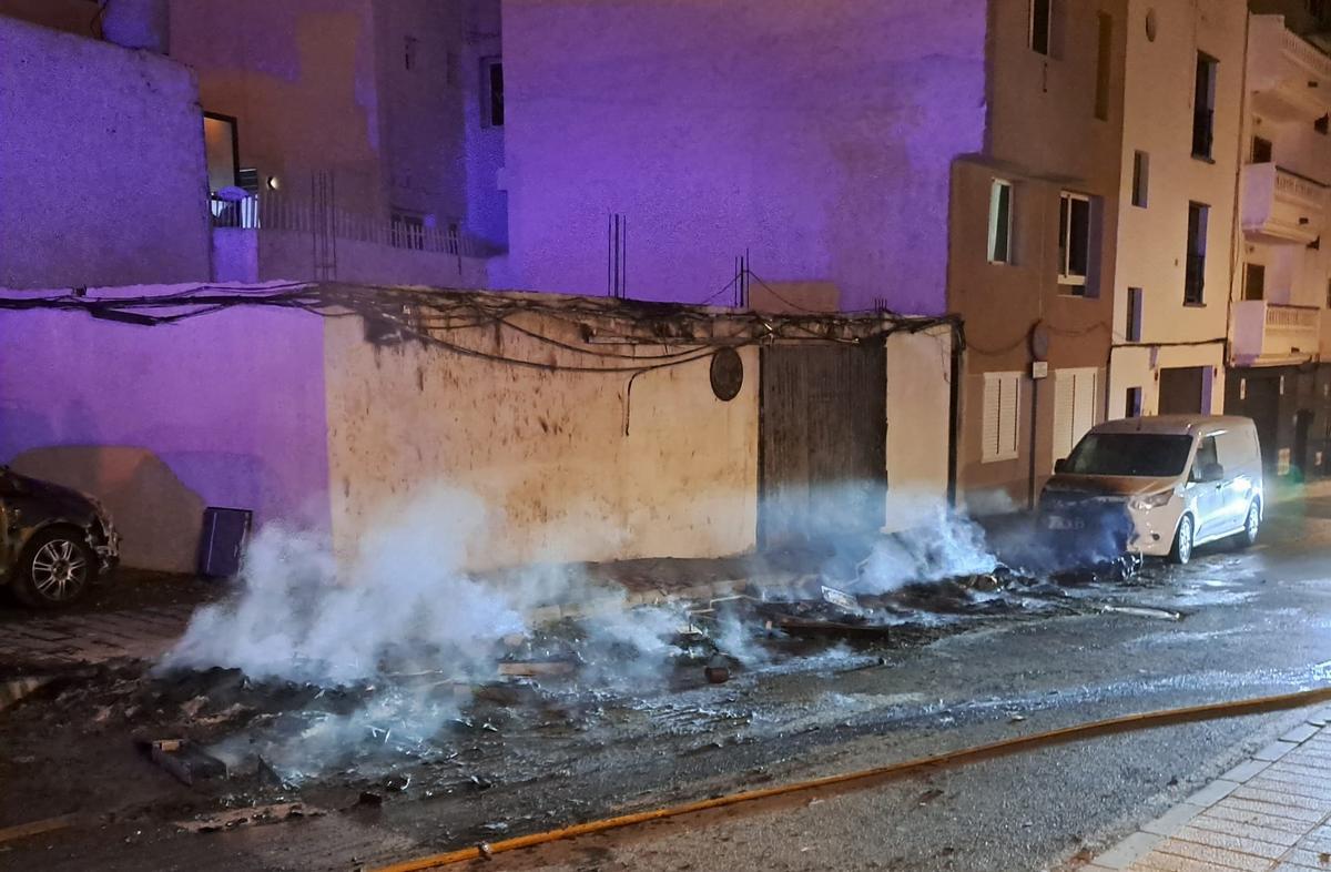 Restos del incendio de contenedores en Arrecife en la madrugada del 8 de marzo de 2024 en la calle La Inés.