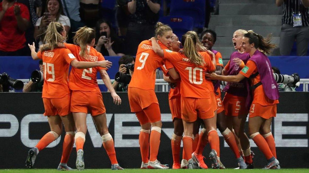 Las jugadoras 'oranje' hacen piña tras el gol de Groenen