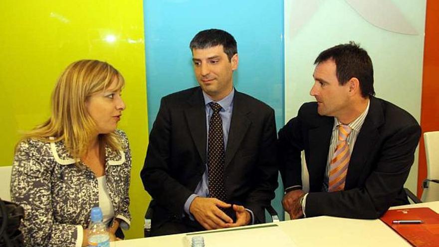 El secretario y la directora general de Consumo junto al presidente de los fabricantes.