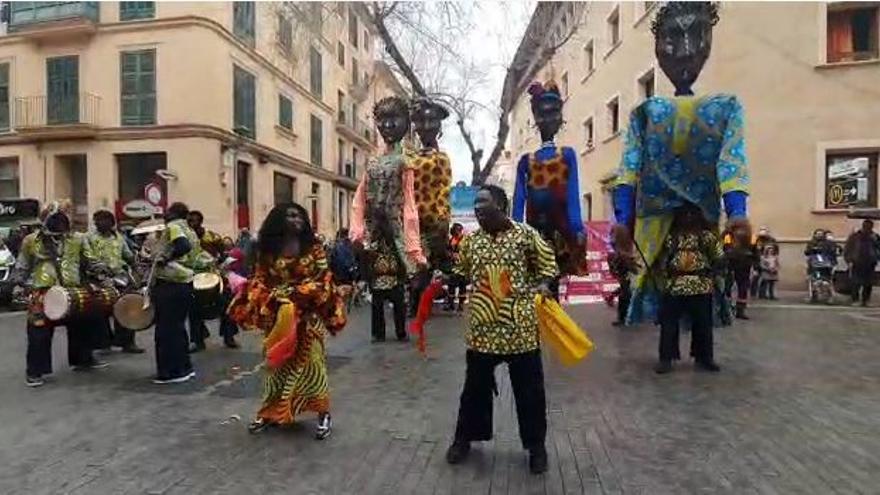 Los Gegants vencen a la lluvia y la pandemia