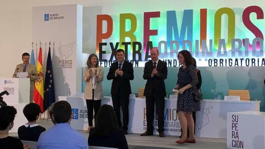 Eva Diz, recogiendo el premio extraordinario de la Xunta. // FdV