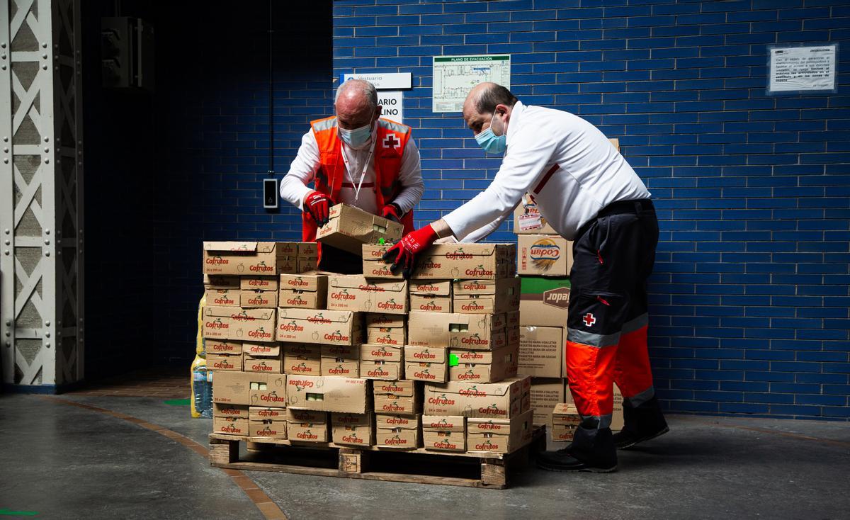 Trabajadores de la Cruz Roja preparando comida para la llegada de refugiados