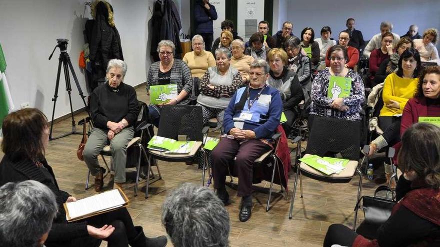 Sumar a los jóvenes, reto de los voluntarios de la comarca, reunidos en Castropol