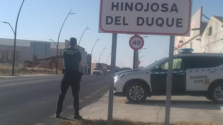 Agentes de la Guardia Civil a la entrada de Hinojosa del Duque.