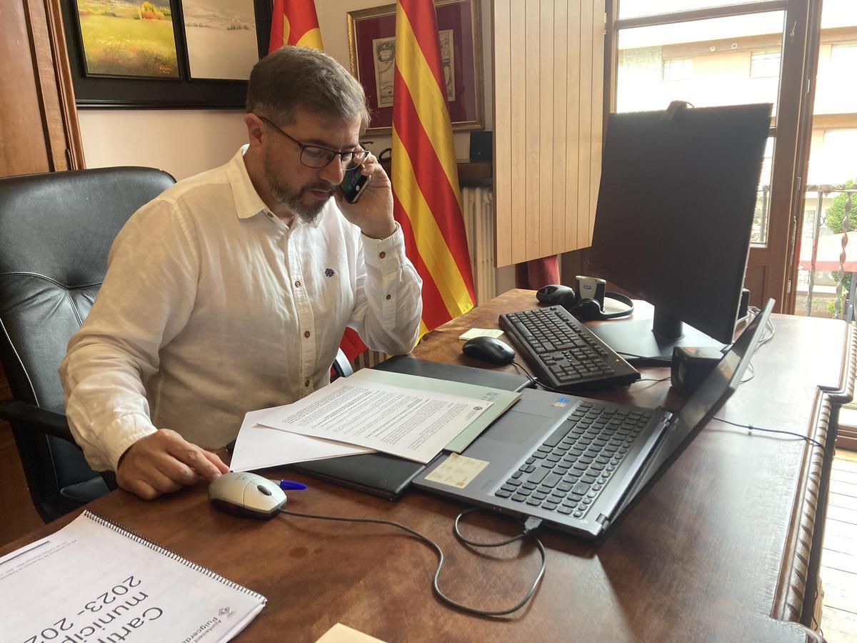 Joan Manel Serra al despatx de l'alcaldia, en una imatge d'arxiu