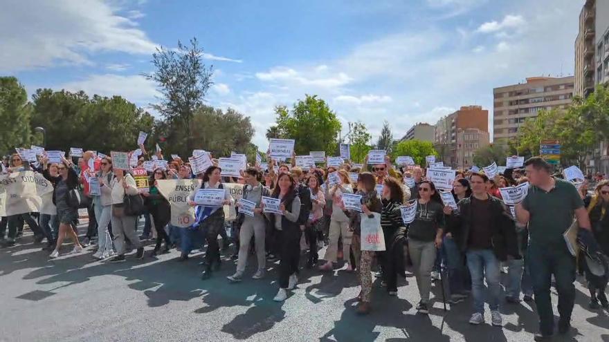 Los profesores de la EOI de Saïdia vuelven a cortar la calle en protesta por los recortes de Conselleria