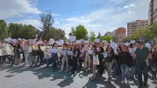 Los profesores de la EOI de Saïdia vuelven a cortar la calle en protesta por los recortes de Conselleria