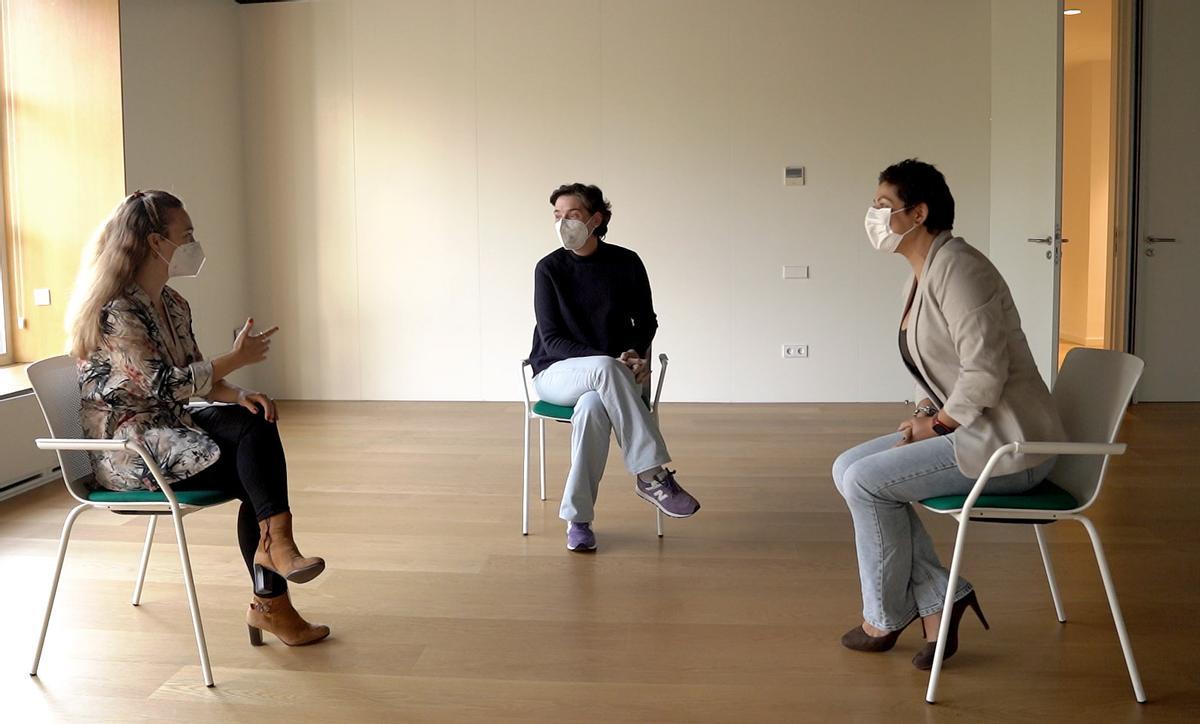 La psicóloga Julia Díaz y las pacientes Cecilia O´Donnell y María José Cruz, durante la charla.