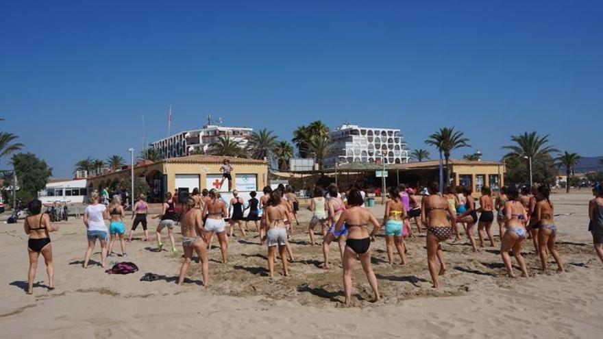 Una sessió de zumba a la platja.