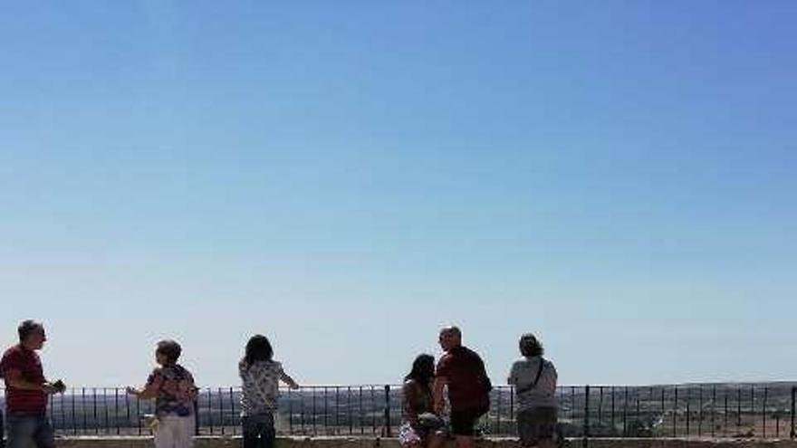 Turistas en El Espolón observan la Vega de Toro.