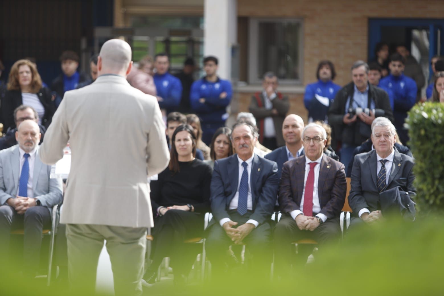 En imágenes | La bandera olímpica ya preside desde las alturas en las instalaciones del CN Helios