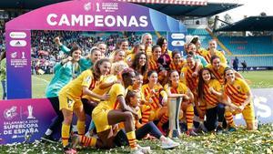 Las jugadoras del Barça posan con la Supercopa de España en Salamanca.