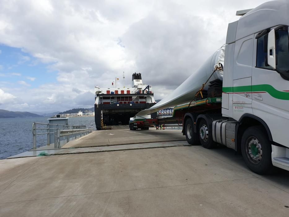 Un camión introduce a bordo del Bouzas de Suardiaz una pala eólica de 43 metros