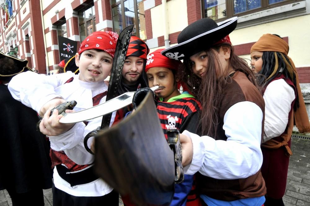 Los alumnos del colegio Liceo Mierense celebran el Carnaval.