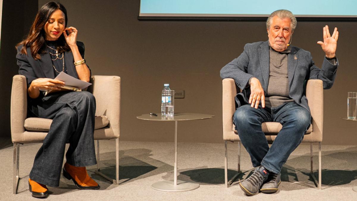 A xornalista Noa García e o escritor Jordi Sierra, no Club Faro o pasado 18 de marzo