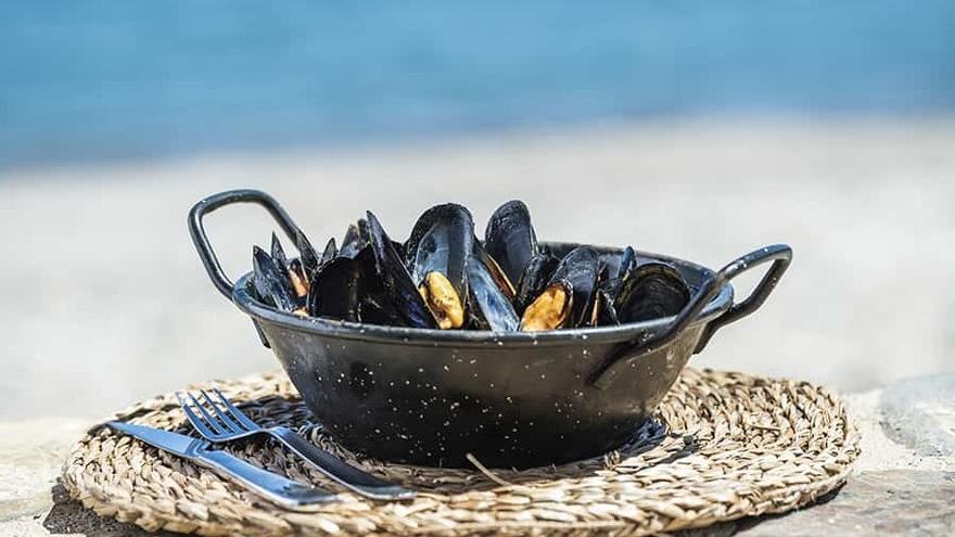 Mejillones de roca a la plancha del Xiringuito Cala Montjoi, uno de los participantes en el concurso de la mejor tapa de chiringuito.