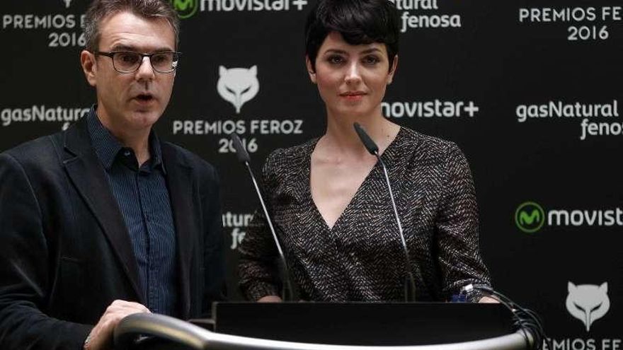 La actriz Bárbara Lennie y el presidente de la Asociación de Informadores Cinematográficos de España (AICE), Pedro Vallín. // Efe