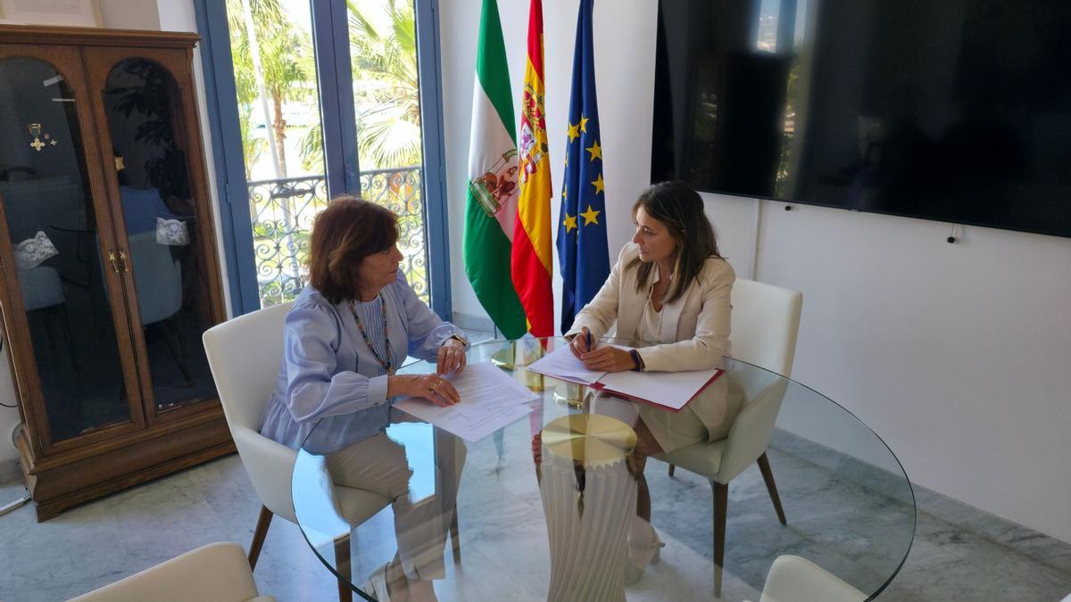Rosa Bocanegra y Flor Carrasco en el Colegio de Abogados de Málaga