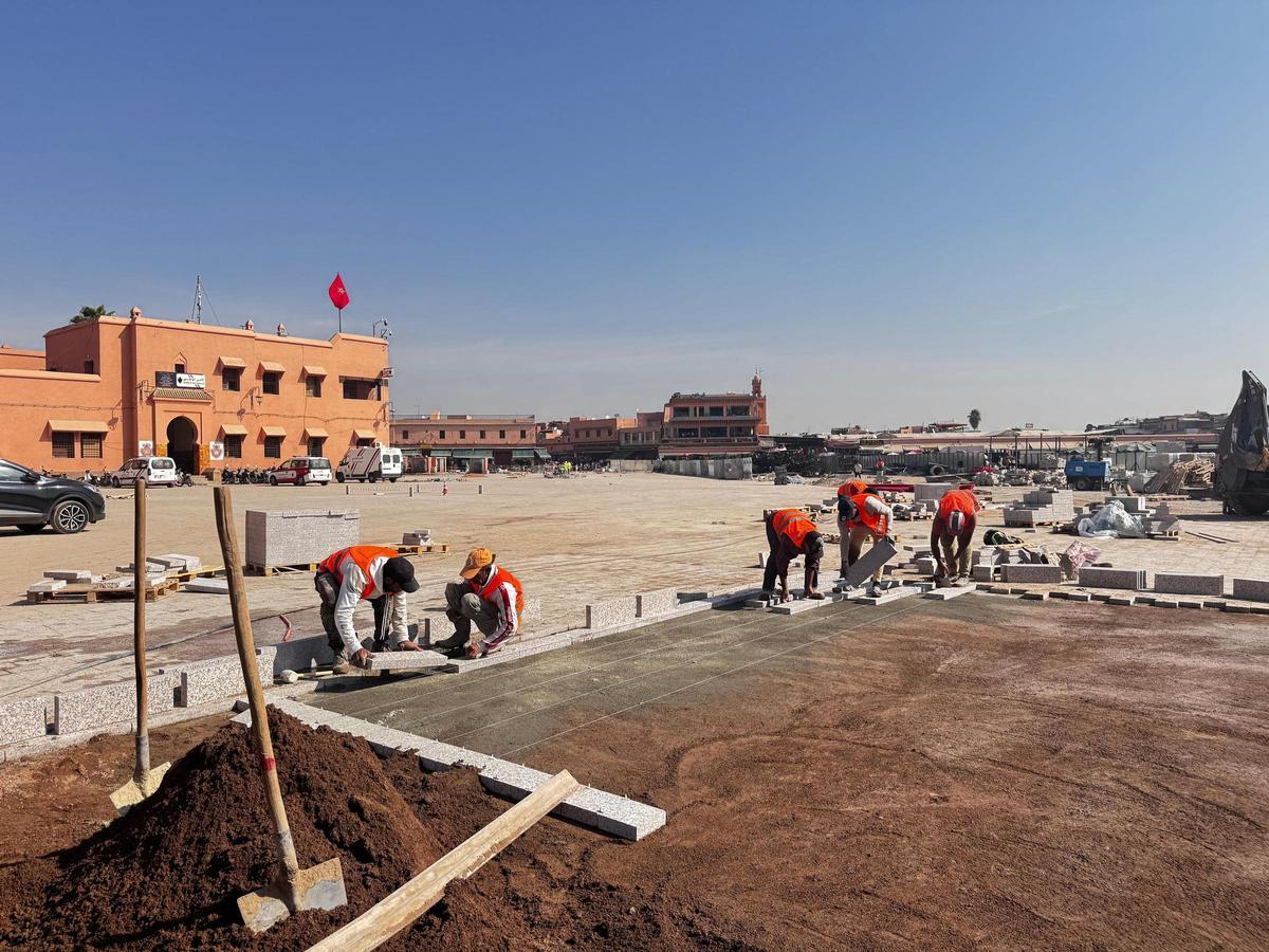 El granito «Rosa Porriño» de Marmma viste la plaza de Jemaa El-Fna de Marrakech.