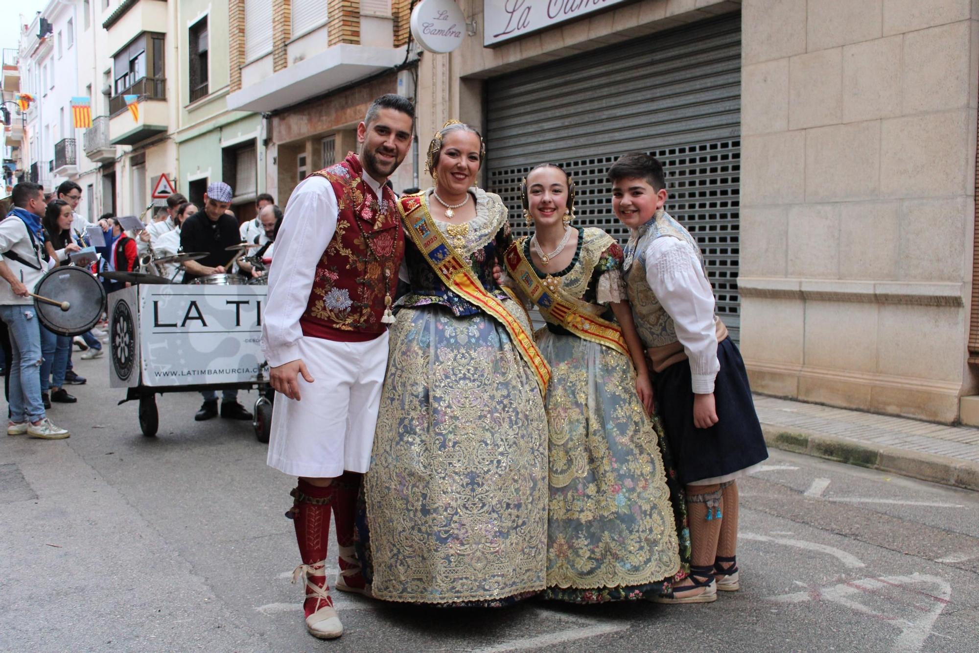 Las comisiones falleras llenan Alzira de música y baile en el desfile de pasodobles
