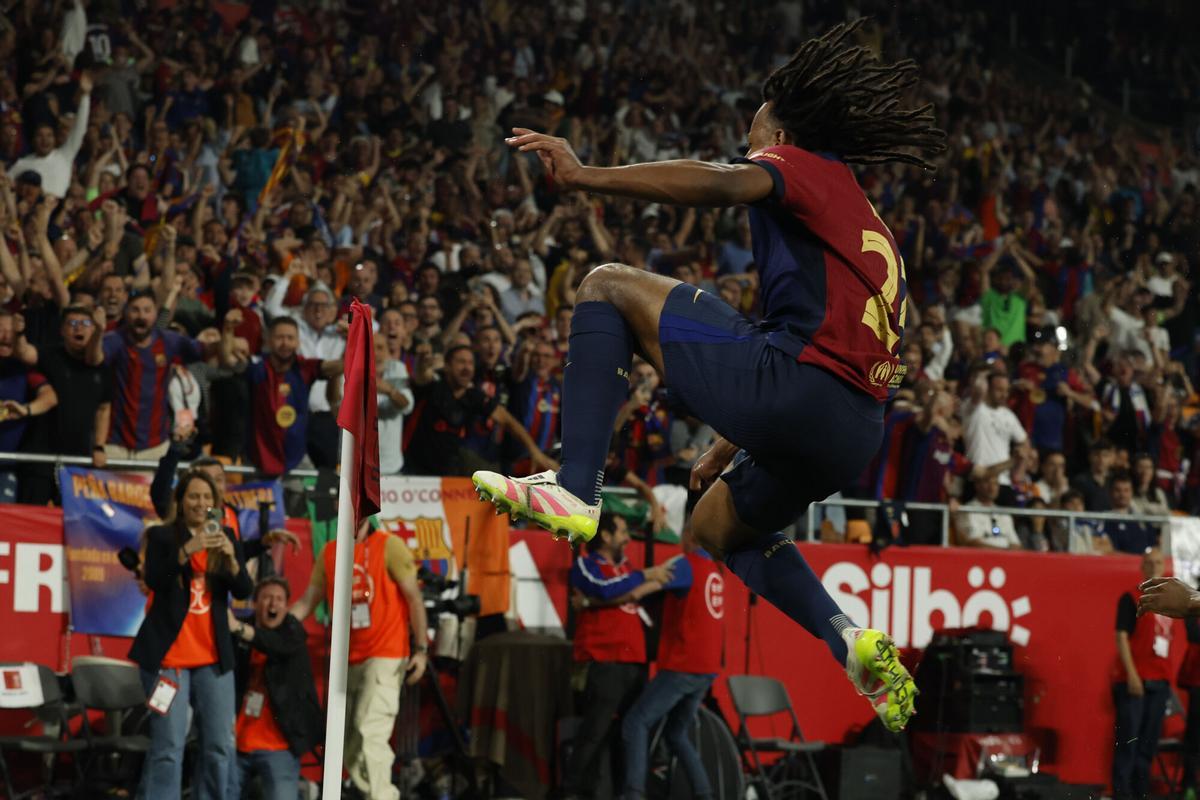 FC Barcelona's Jules Koundé celebrates after scoring goal during the Spanish King's Cup final soccer match between FC Barcelona and Real Madrid at La Cartuja stadium, in Sevilla, Andalusia, Spain, 26 April. EFE/Julio Munoz