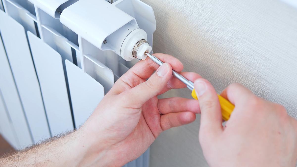 Adiós al frío: el consejo de fontanero para que nuestro radiador caliente sin gasto añadido solo girando una rosca