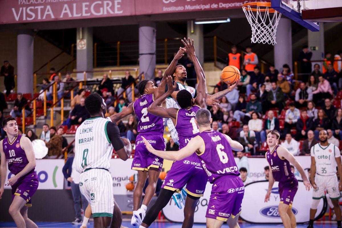 Ja' Monta Black intenta una canasta.