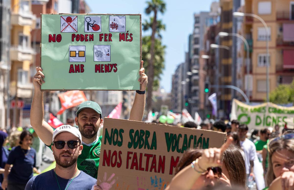 Las calles de Alicante se tiñen de verde por la manifestación de profesores el primer día de huelga de educación