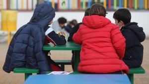 Varios niños juegan en el recreo durante el primer día de clase presencial tras la Navidad.