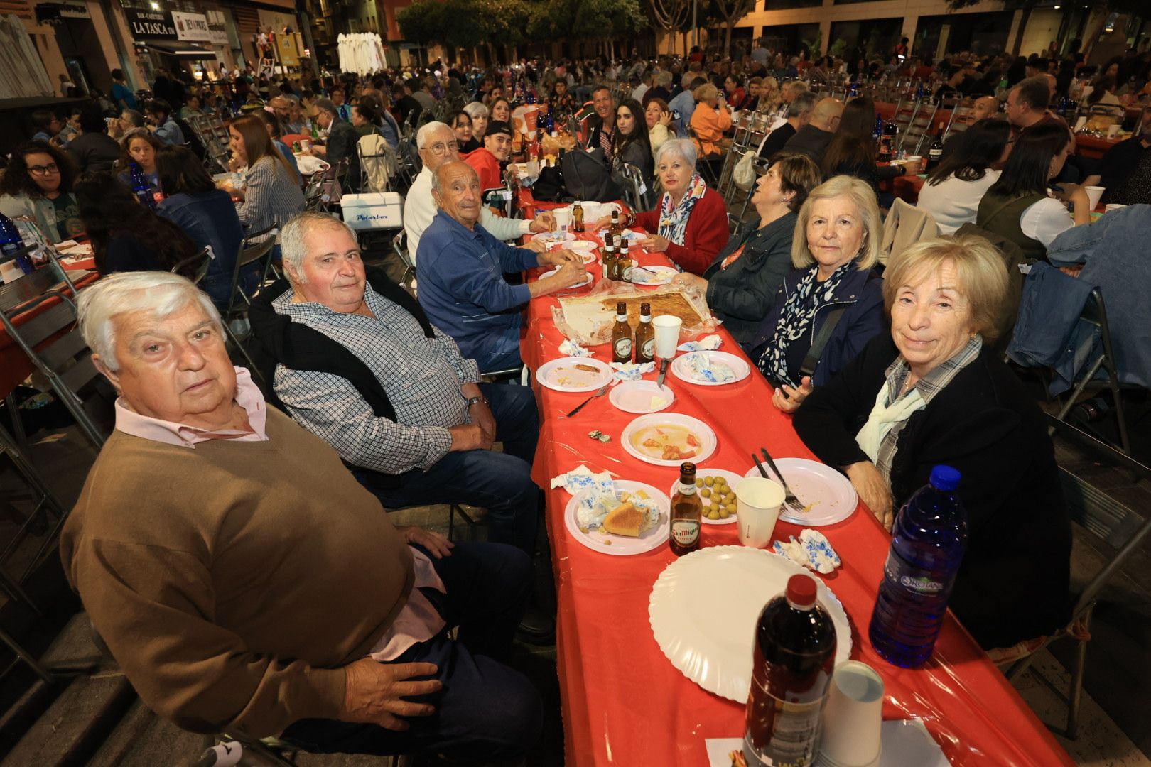 Búscate en la galería de fotos del 'sopar de pa i porta' en las fiestas de Almassora