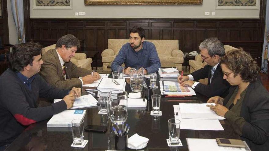 Reunión de la comisión del Eidus con concejales de todos los grupos, ayer en el Palacio Municipal.